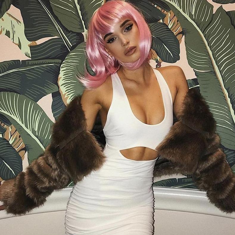 Schickes Kleid mit Ausschnitt am Bauch für coole Anlässe