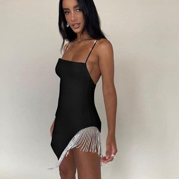 Elegantes Kleid mit glänzenden Kettchen für besondere Anlässe