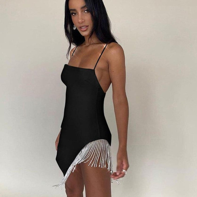 Elegantes Kleid mit glänzenden Kettchen für besondere Anlässe