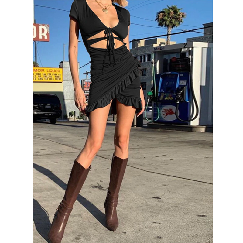 Elegantes Kleid mit Cutouts am Bauch und Raffungen