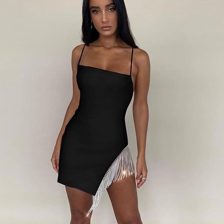 Elegantes Kleid mit glänzenden Kettchen für besondere Anlässe