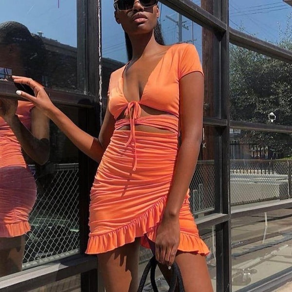 Elegantes Kleid mit Cutouts am Bauch und Raffungen