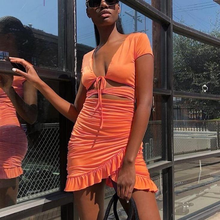 Elegantes Kleid mit Cutouts am Bauch und Raffungen