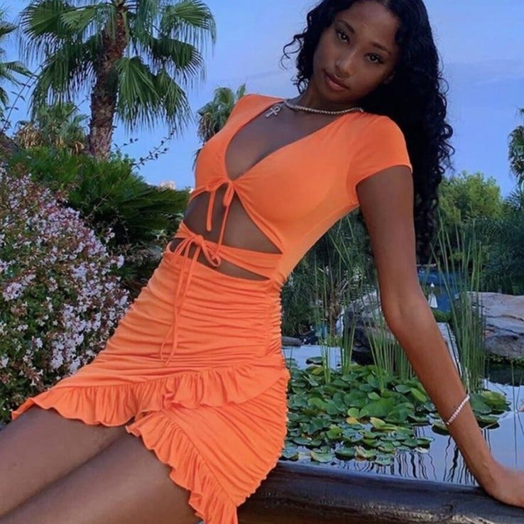 Elegantes Kleid mit Cutouts am Bauch und Raffungen