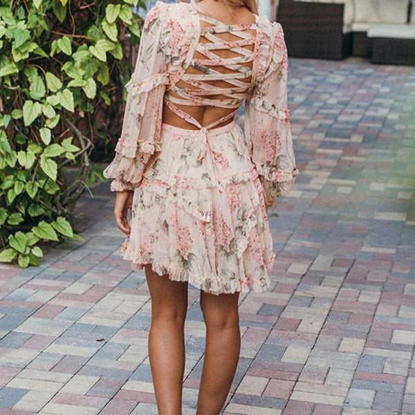 Elegantes Kleid Mit Schönem Ausschnitt An Der Taille