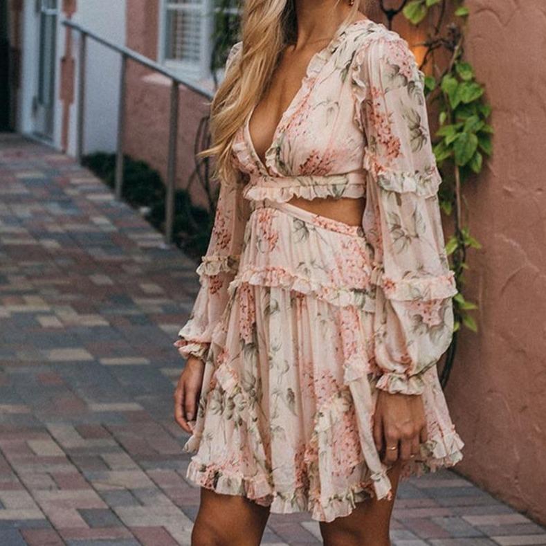 Elegantes Kleid Mit Schönem Ausschnitt An Der Taille