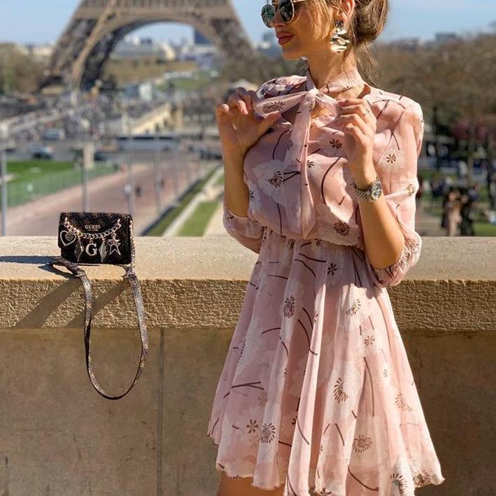 Elegantes Kleid mit Blumen und Schleife für den Sommer