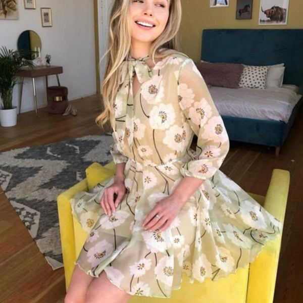 Elegantes Kleid mit Blumen und Schleife für den Sommer