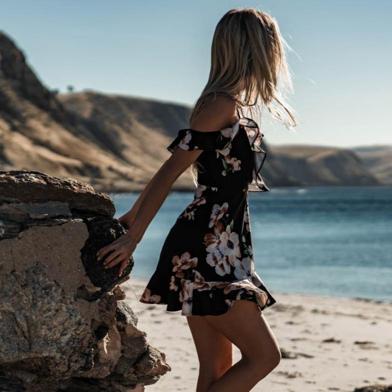 Verspieltes Minikleid mit fallenden Schultern für den Sommer