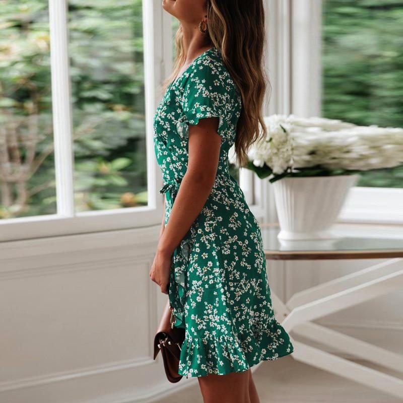 Elegantes Minikleid mit Blumen für fröhliche Sommertage