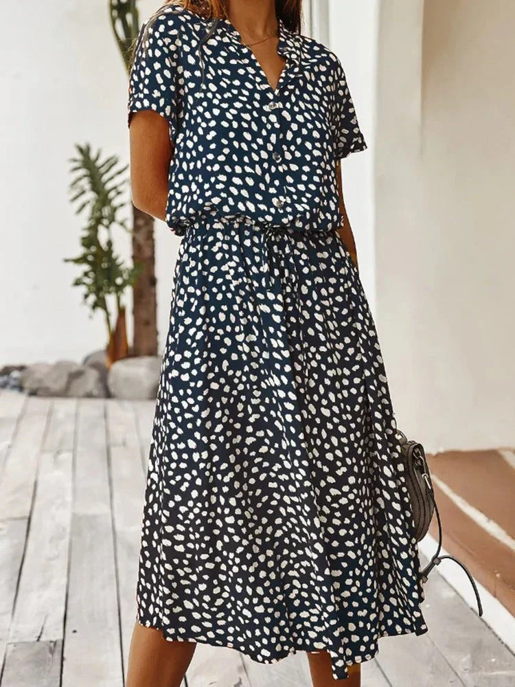 Bequemes Kleid Für Den Sommer Mit Punkten Und Ärmeln