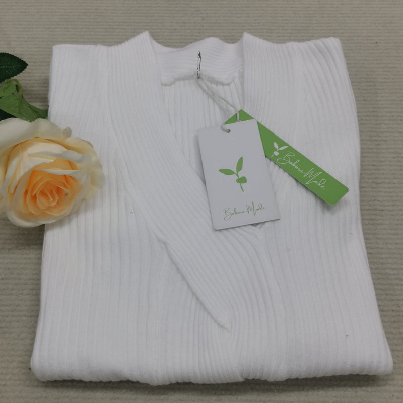 Weicher Weißer Pullover Für Gemütliche Tage Zuhause