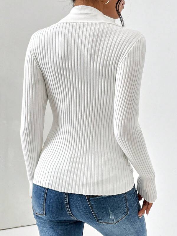 Weicher Weißer Pullover Für Gemütliche Tage Zuhause